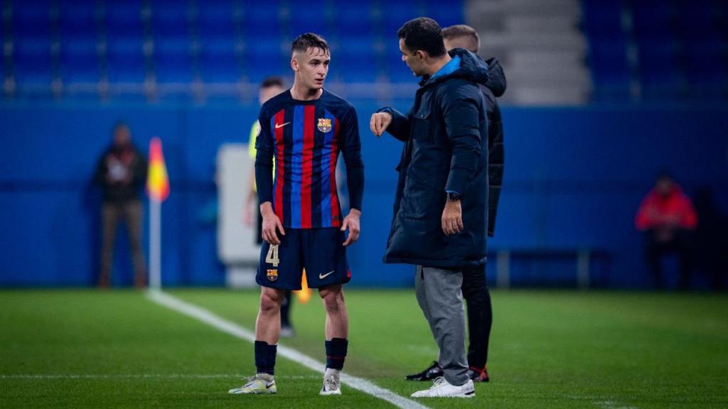 Marc Casadó habla con Rafa Márquez durante un partido del Barça B