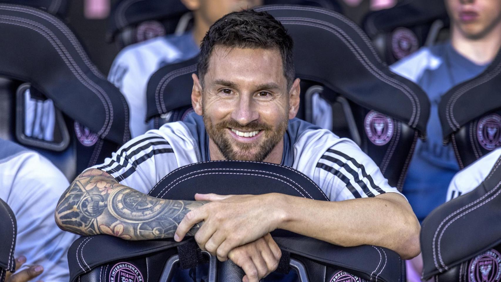 Leo Messi, sonriente en el banquillo del Inter Miami / EFE