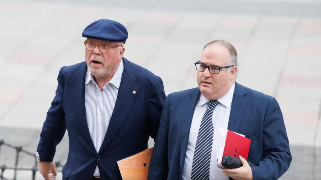 Villarejo, junto a su abogado, Antonio García Cabrera, en una comparecencia el pasado marzo en los Juzgados de la Plaza de Castilla