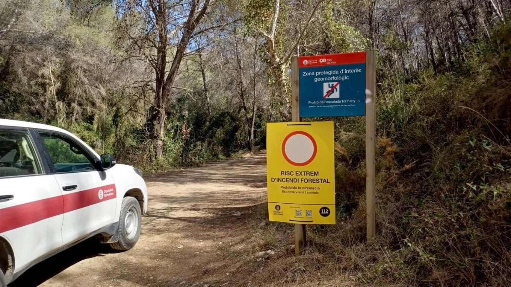 Cartel que indica el acceso restringido por riesgo extremo de incendio forestal