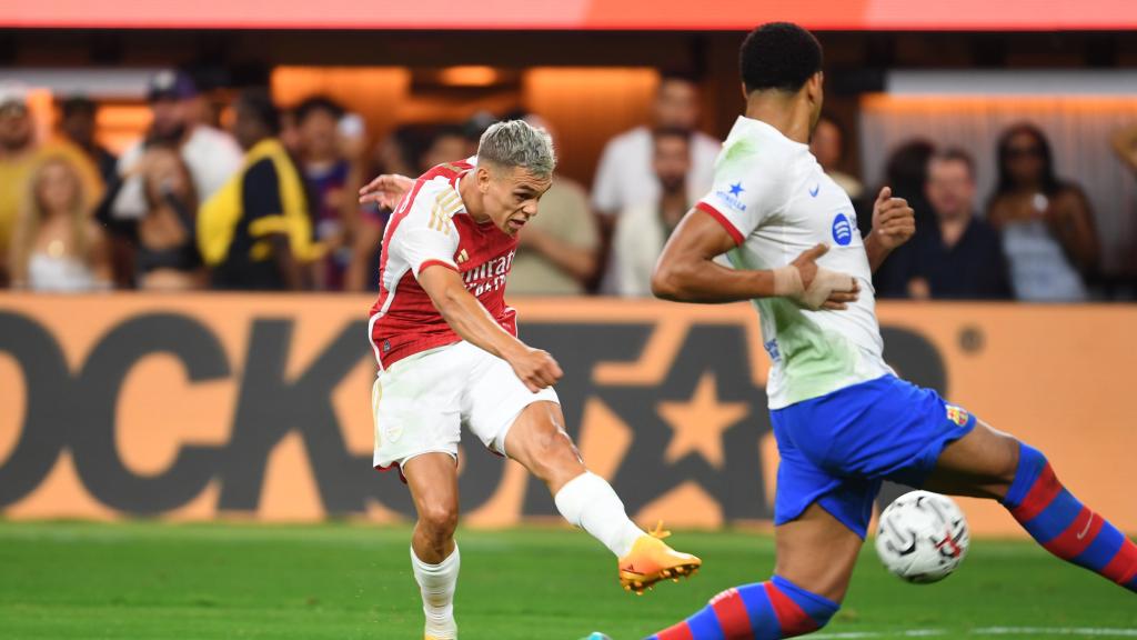 Trossard en un disparo contra la portería de Ter Stegen