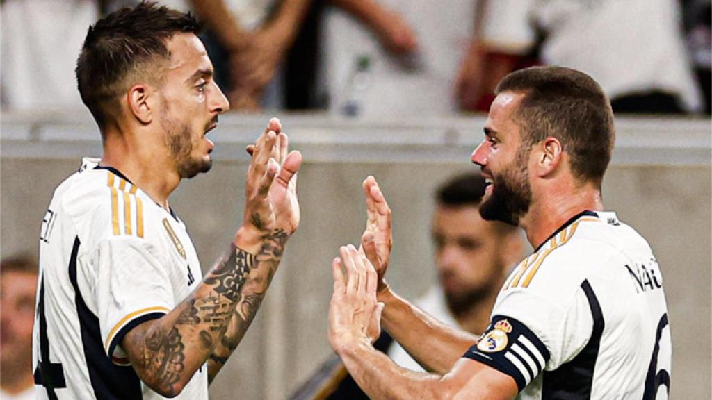 Nacho felicita a Joselu por su gol contra el Manchester United