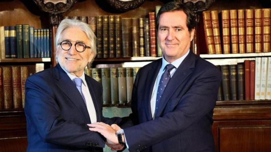 El presidente de CEOE, Antonio Garamendi (d), junto al de Foment del Treball, Josep Sánchez Llibre (i), en una imagen de archivo