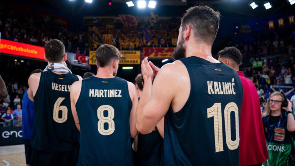 Los jugadores del Barça de basket aplauden el apoyo de la afición en el Palau
