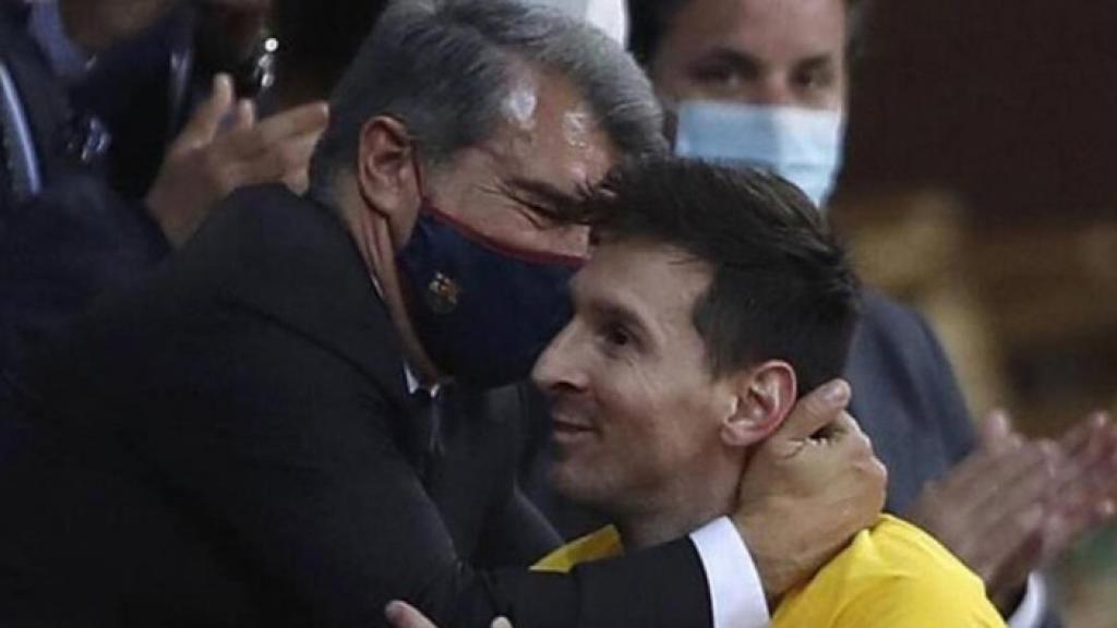 El abrazo entre Laporta y Messi tras la conquista de la Copa del Rey