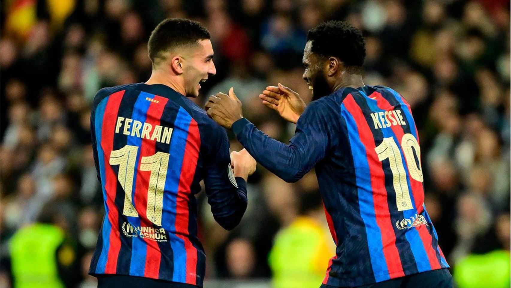 Kessie y Ferran Torres se ríen celebrando un gol