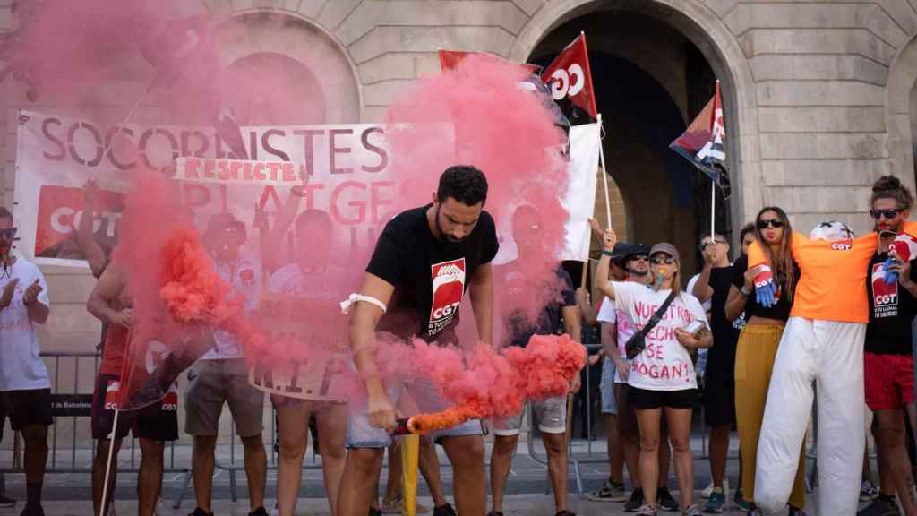 Manifestación en 2023 de los socorristas de Barcelona, en la plaza Sant Jaume /