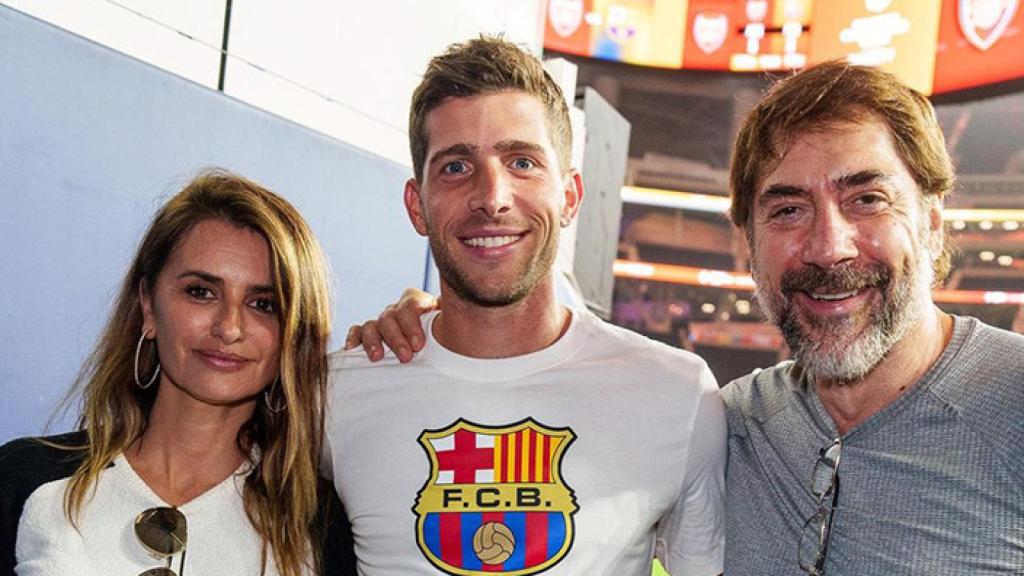 Sergi Roberto se toma una foto con Javier Bardem y Penélope Cruz