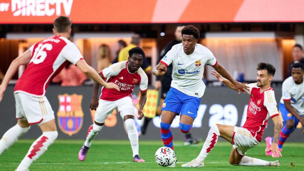 Alejandro Balde supera la marca de dos jugadores del Arsenal