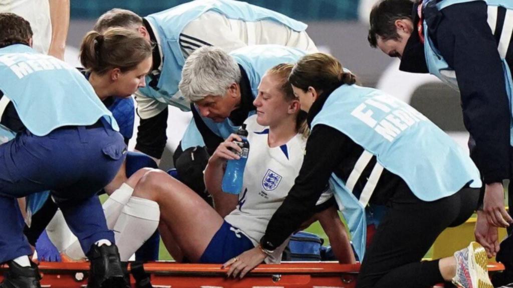 Keira Walsh, obligada a abandonar el terreno de juego en camilla / REDES