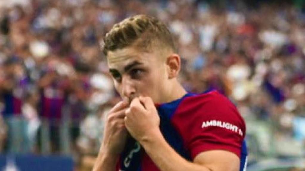 Fermín López se besa el escudo del Barça para festejar su primer gol