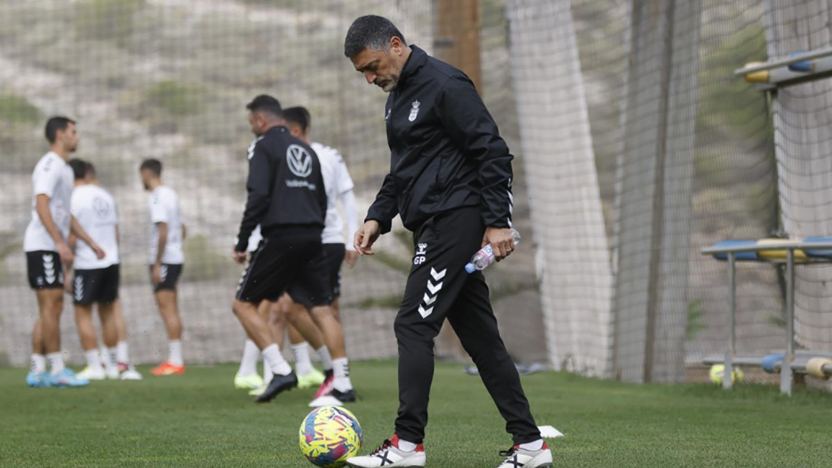 Francisco Javier García Pimienta, durante un entrenamiento de la UD Las Palmas / LAS PALMAS