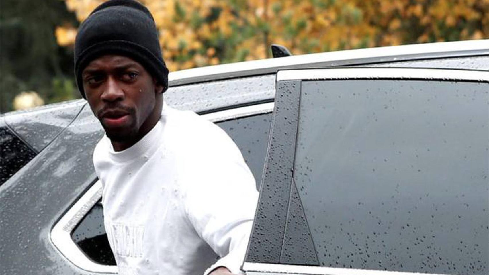 Ousmane Dembelé, saliendo de un coche rumbo a la concentración de Francia / REDES
