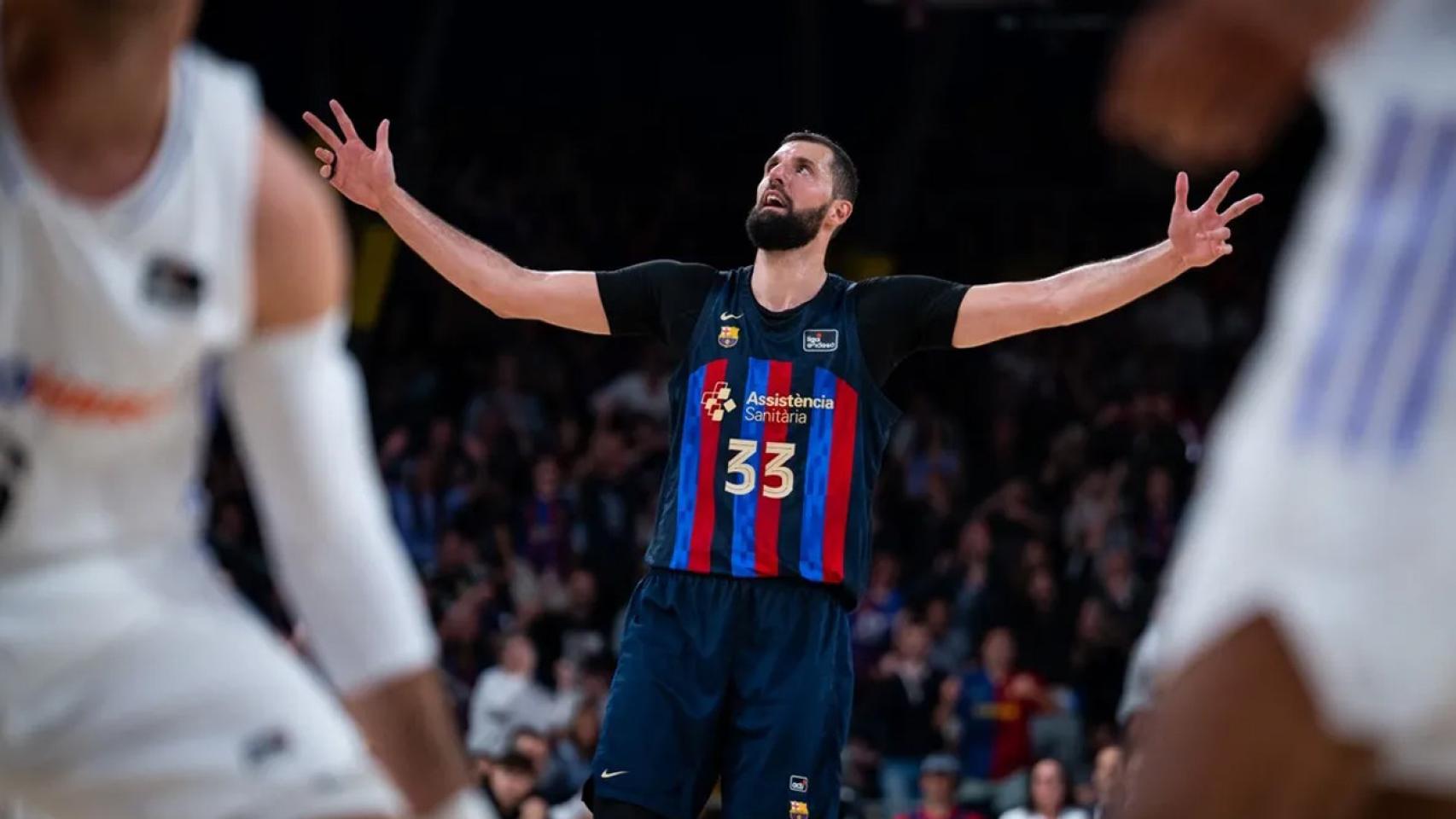 Mirotic celebra unos puntos anotados en un partido del Barça de Jasikevicius