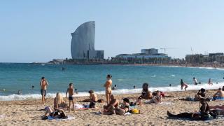 Bañistas en la playa de la Barceloneta / LUIS MIGUEL AÑÓN