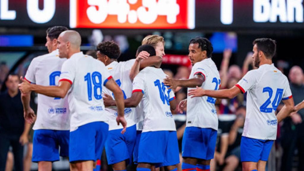 Los jugadores felicitan a Ansu Fati por el gol del triunfo del Barça contra el Milan