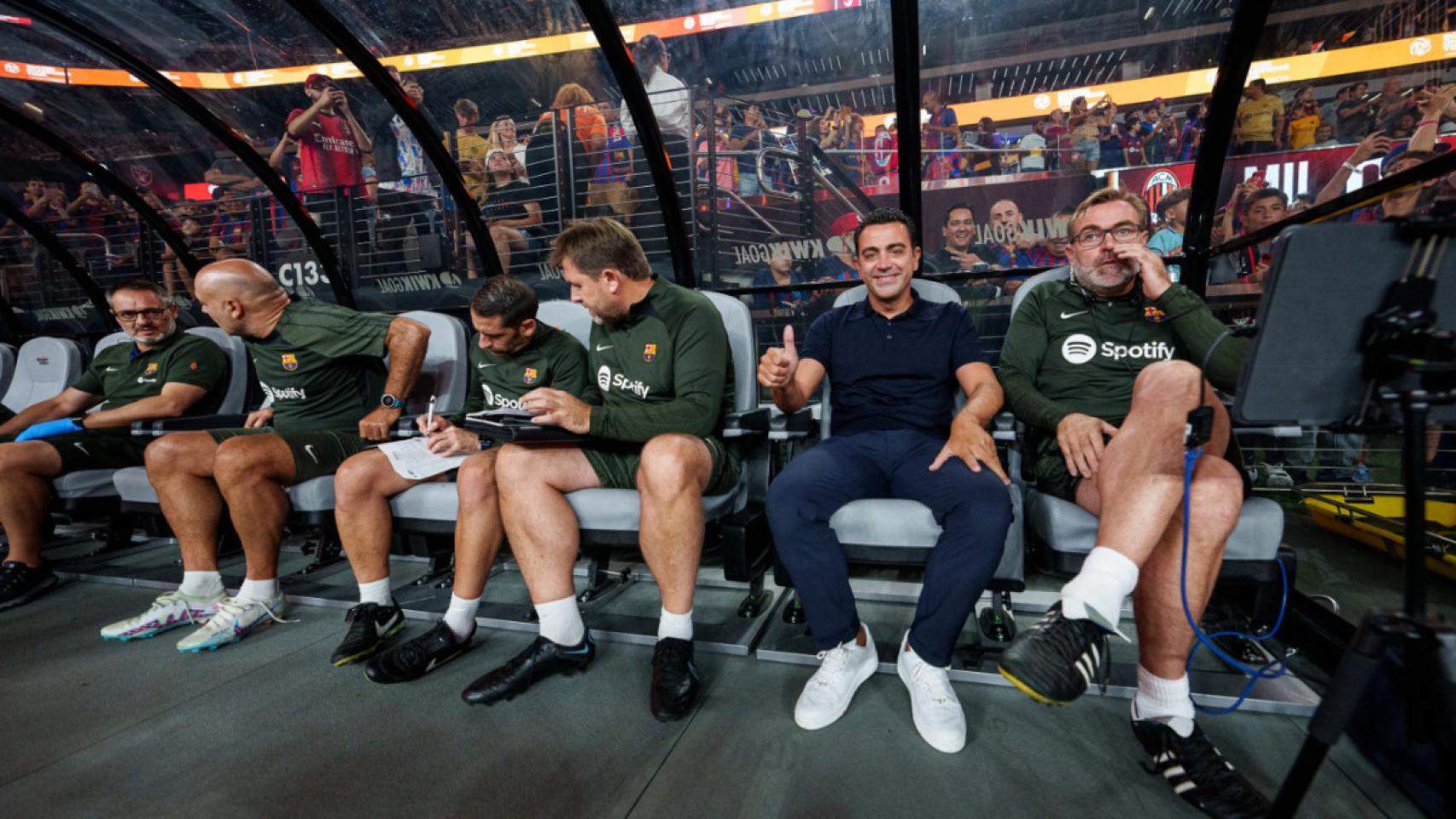 Xavi Hernández y el staff del Barça en el partido contra el Milan