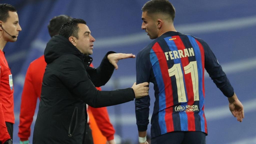 Ferran Torres, recibiendo indicaciones de Xavi Hernández / REDES
