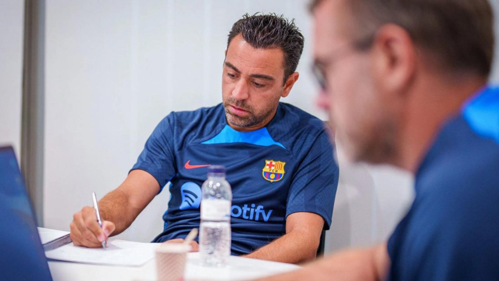 Xavi Hernández, durante una reunión del cuerpo técnico del FC Barcelona / REDES