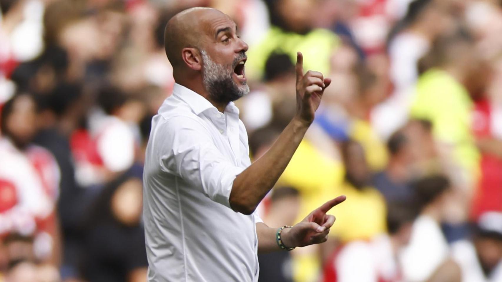 Pep Guardiola manda indicaciones a sus jugadores en la Community Shield