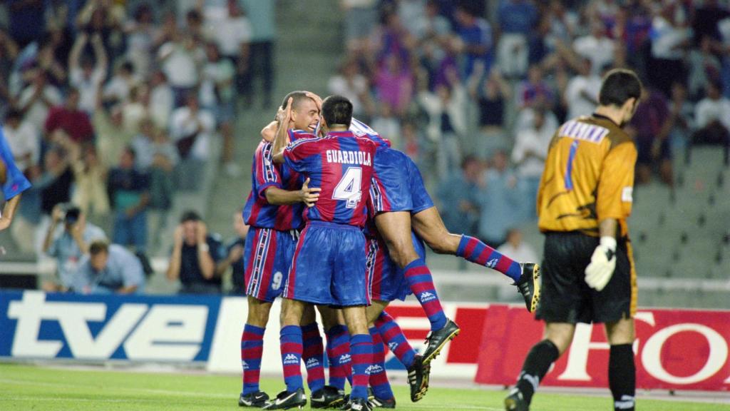 Ronaldo y Guardiola celebran un gol del Barça en Montjuïc