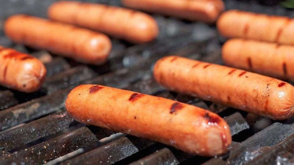 Imagen de los frankfurts de calidad Max Zander en una parrilla