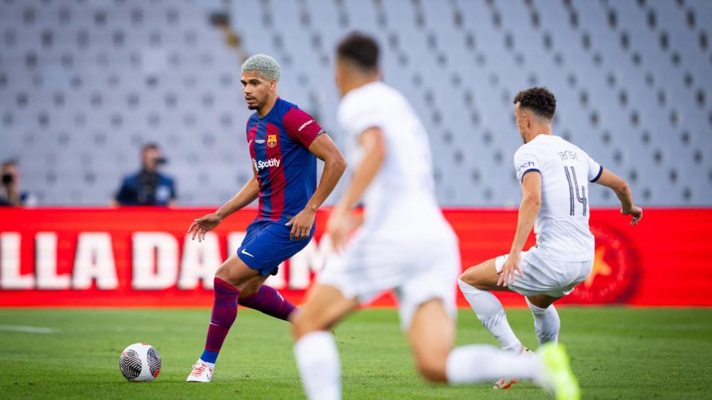 Ronald Araujo, durante una acción del partido contra el Tottenham / FCB