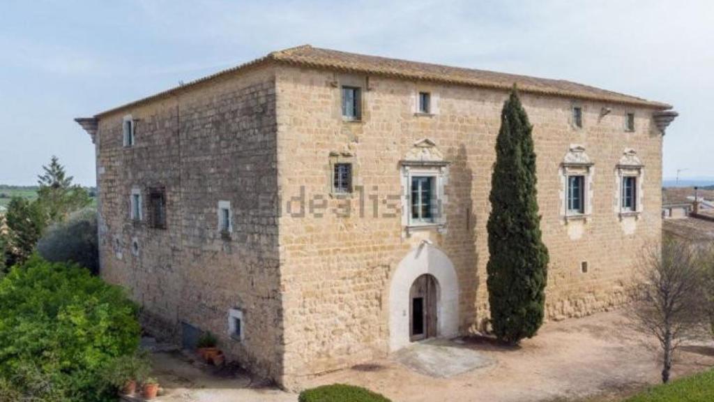 Uno de los castillos a la venta en el idealista