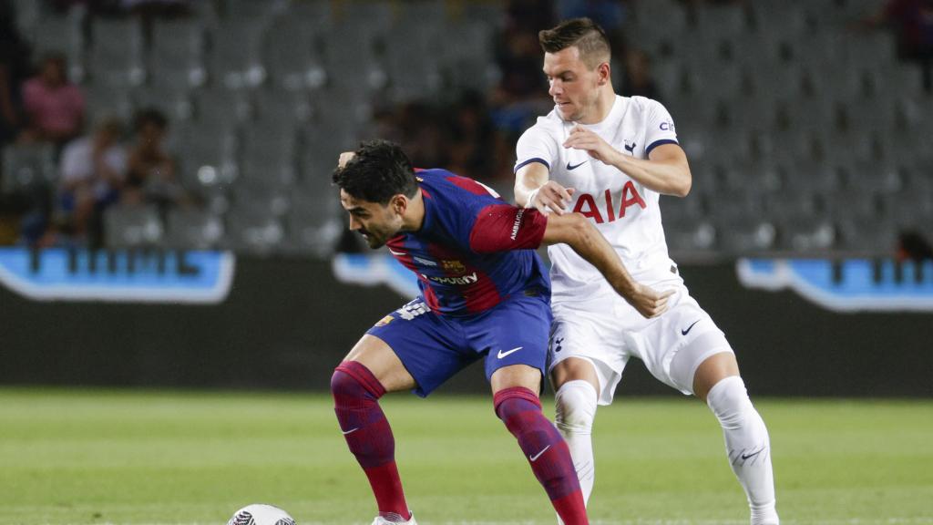 Gio Lo Celso presiona a Ilkay Gundogan en el Trofeo Gamper