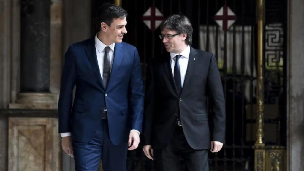 Pedro Sánchez y Carles Puigdemont, en una foto de archivo de 2016.