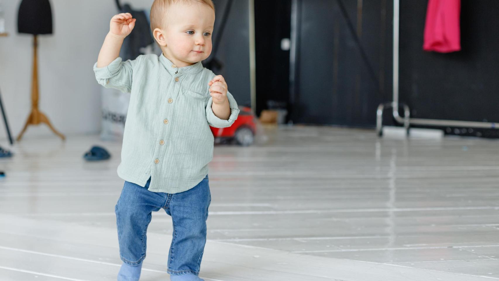 Un bebé muy bonito de pie