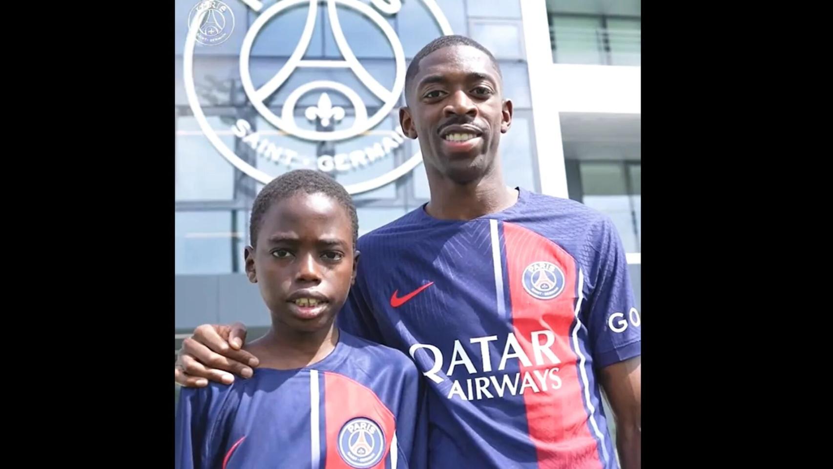 Dembelé posa como nuevo jugador del PSG