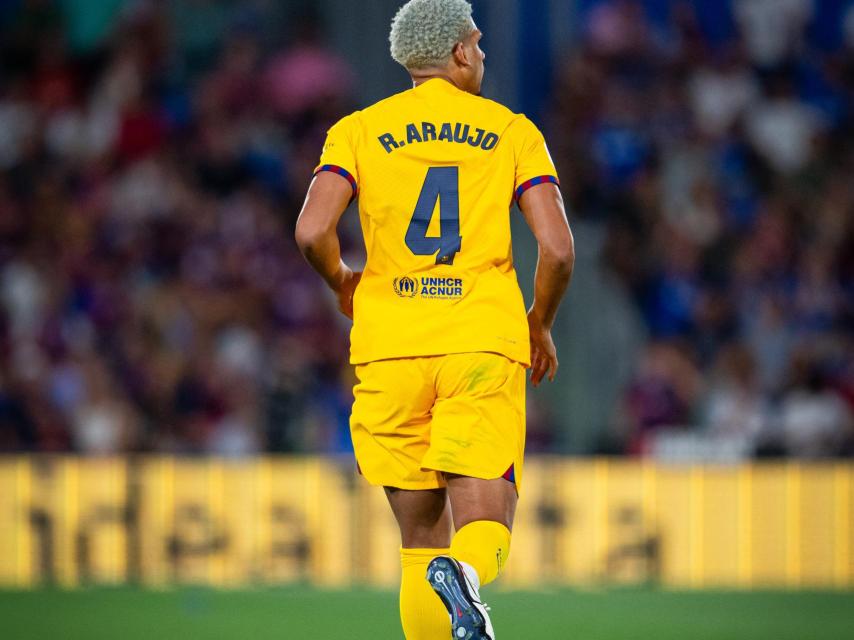 Las redes arden con el penalti no señalado a Araújo