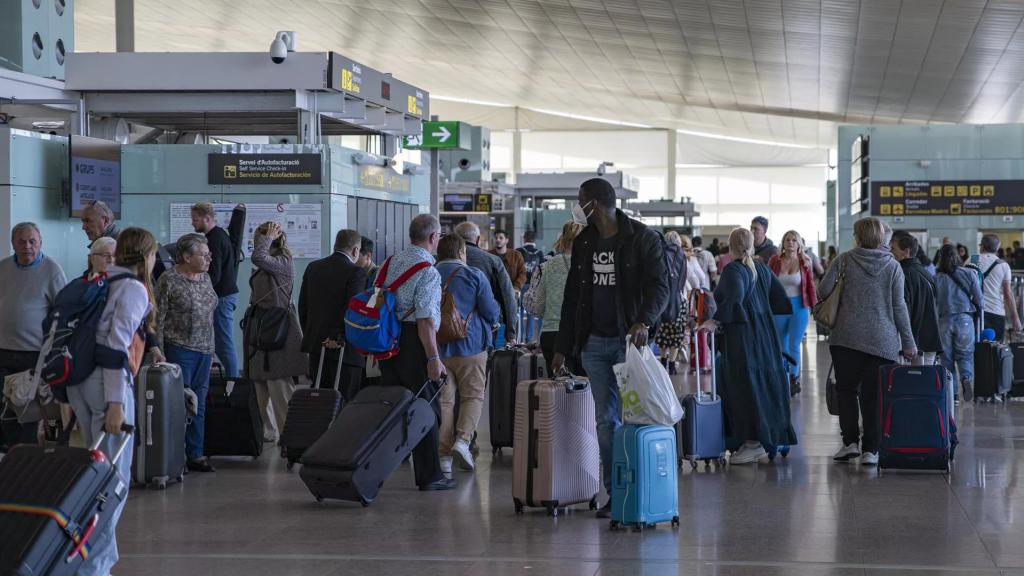 Un grup de persones amb maletes a l'aeroport de Barcelona