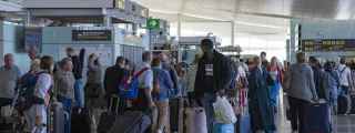 Un grupo de personas con maletas en el aeropuerto de Barcelona / Lorena Sopeña (EP)