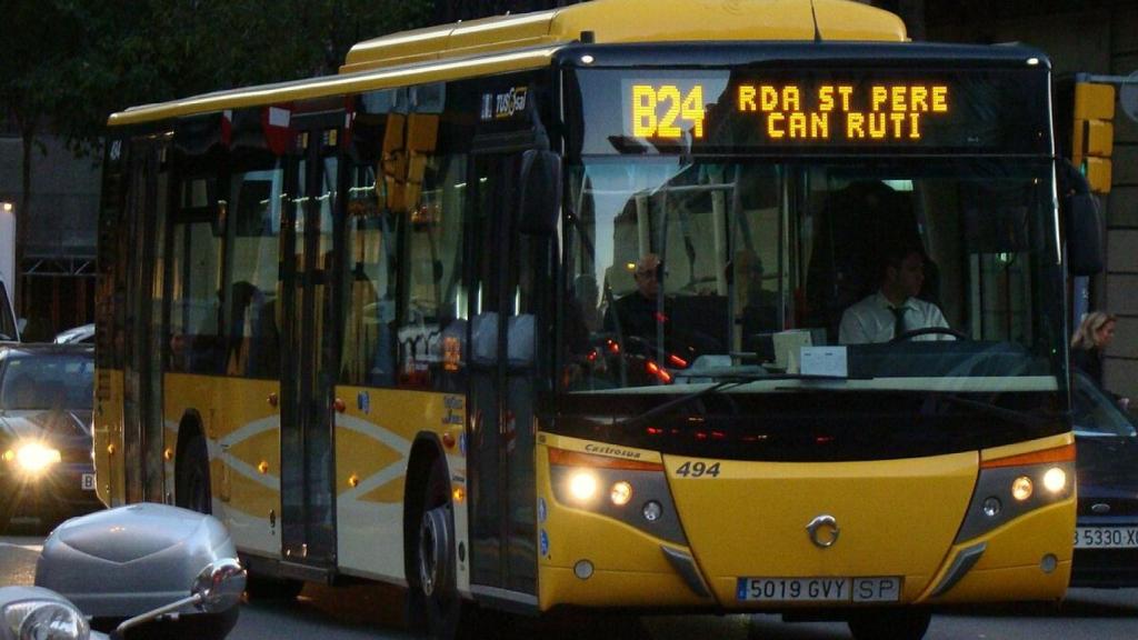 Imagen de un autobús nocturno al norte de Barcelona