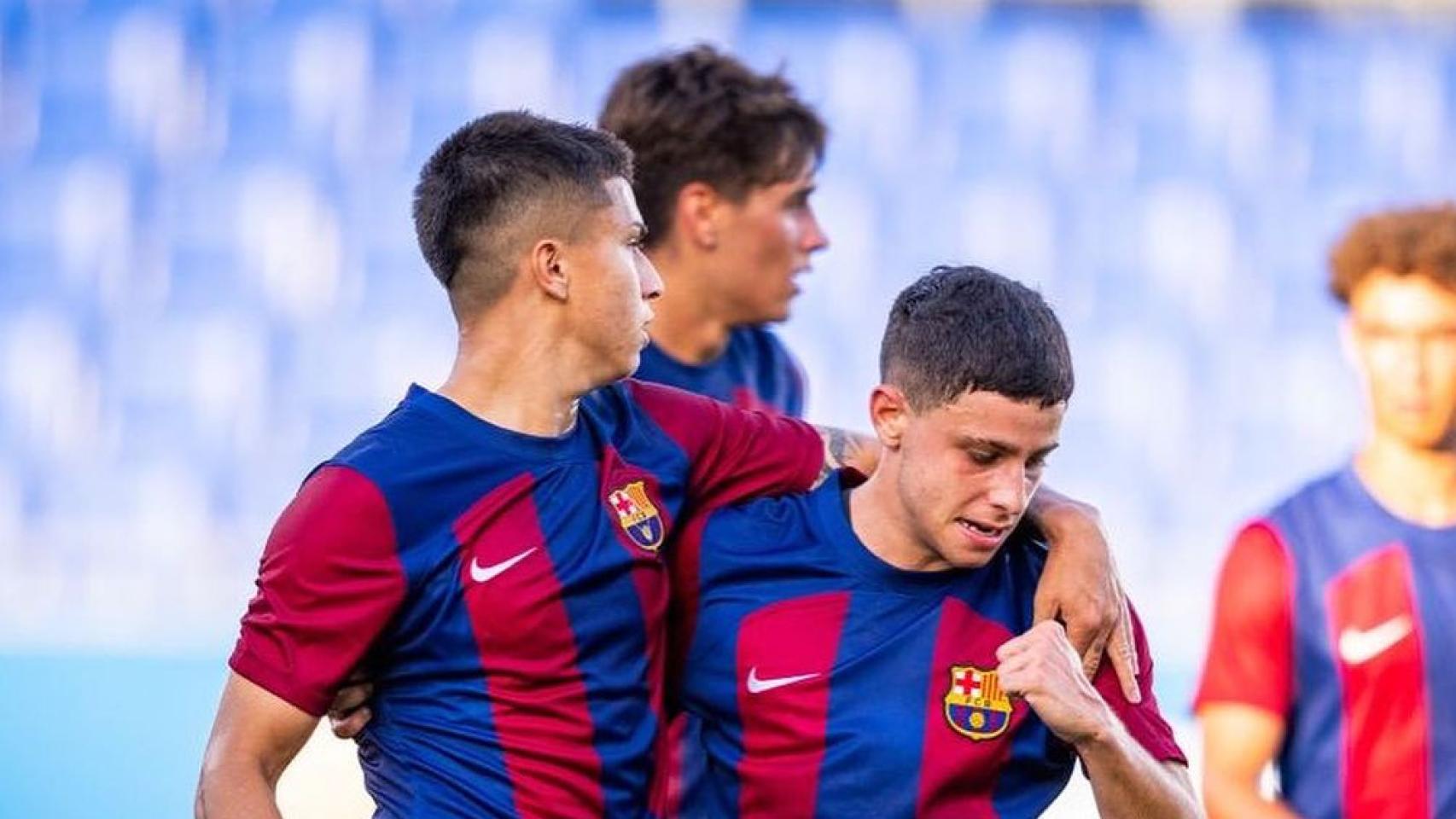 Juanda y Pocho Román se abrazan tras un gol del Barça B contra el Lleida Esportiu