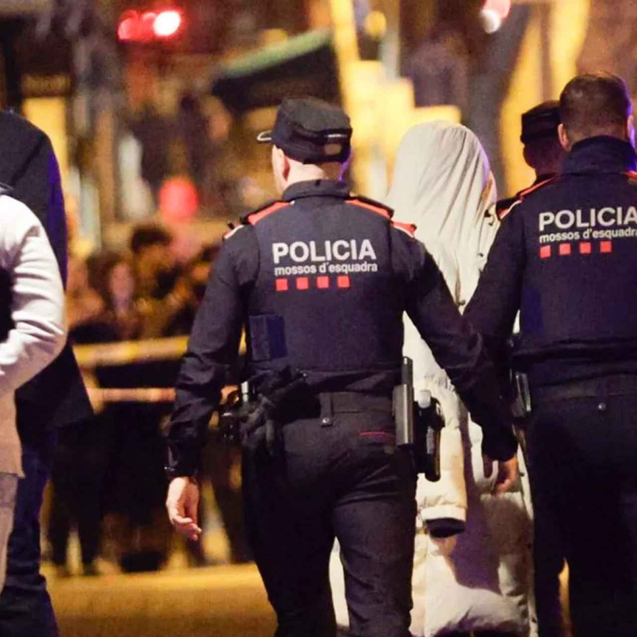 Agents dels Mossos d'Esquadra amb un detingut en una imatge d'arxiu