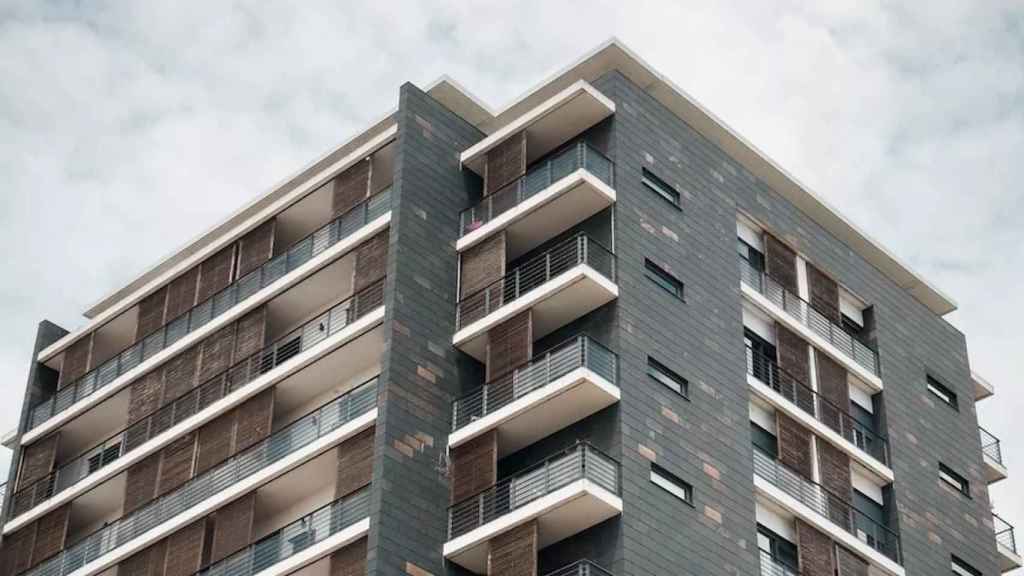 Un bloque de pisos en una imagen de archivo / UNSPLASH