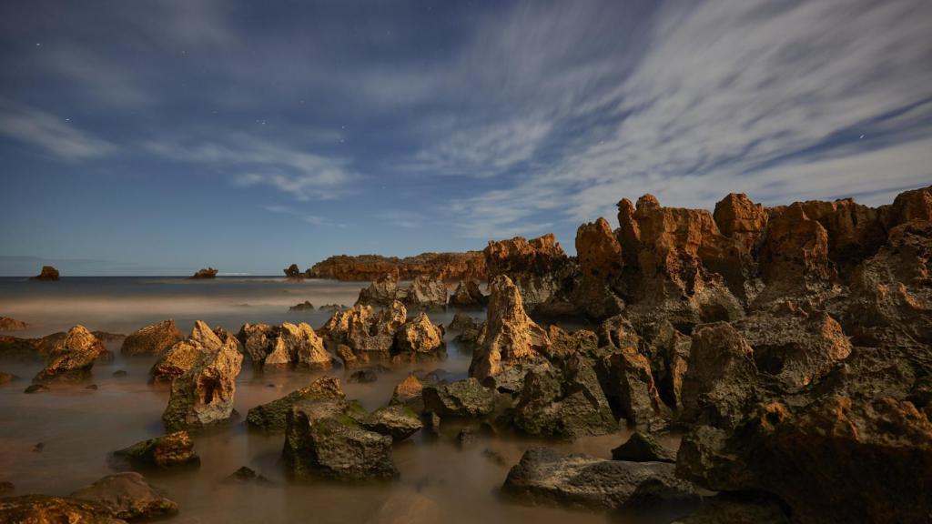 Rocas en las playas de Noja