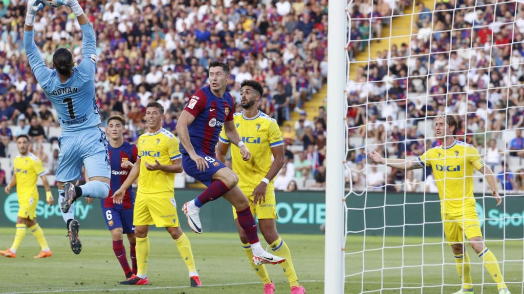 Lewandowski no llega a un centro que atrapa Ledesma