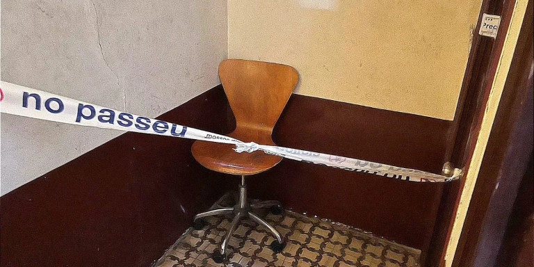 La entrada del piso okupada precintada por los Mossos / CEDIDA