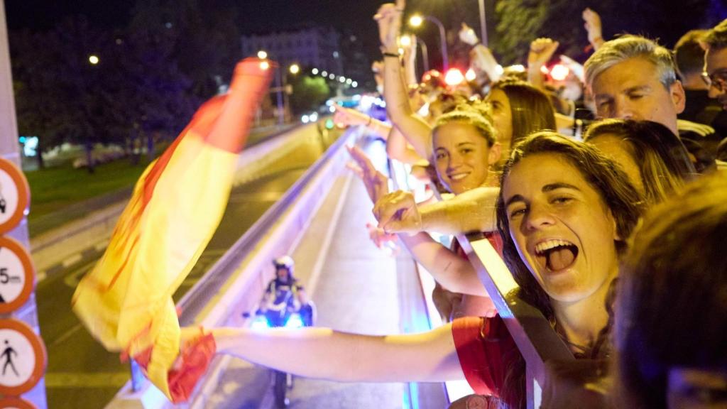 La euforia de las campeonas del mundo en su llegada a Madrid