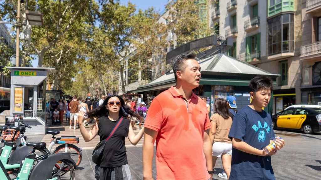 Turistas en Barcelona en plena ola de calor