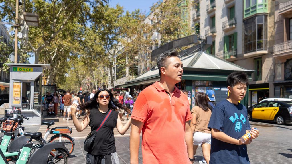 Turismo en Barcelona en plena ola de calor / GALA ESPÍN
