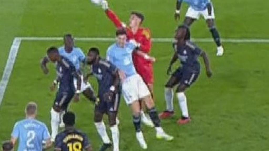 La falta inexistente de Larsen sobre Kepa que anula el gol del Celta