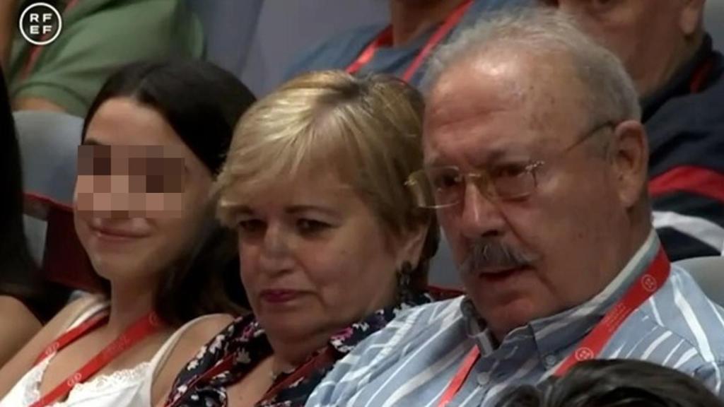 Los padres de Luis Rubiales durante la asamblea extraordinaria de la RFEF