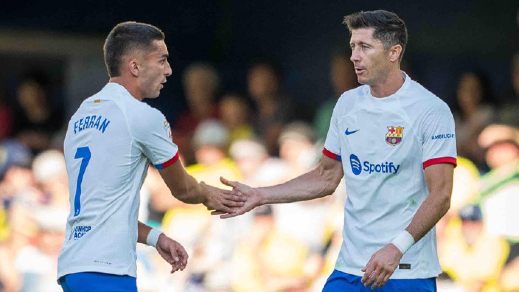 Lewandowski saluda a Ferran Torres durante el triunfo del Barça en Villarreal