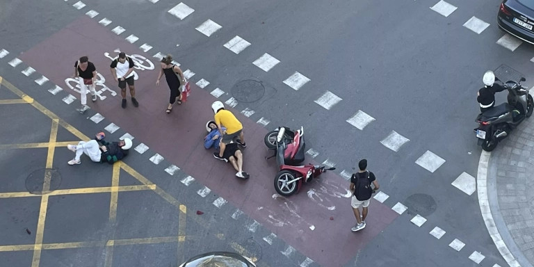 Accidente en el cruce de las calles del Pont del Treball Digne y de Berenguer de Palou / SALVEM CAP LA SAGRERA