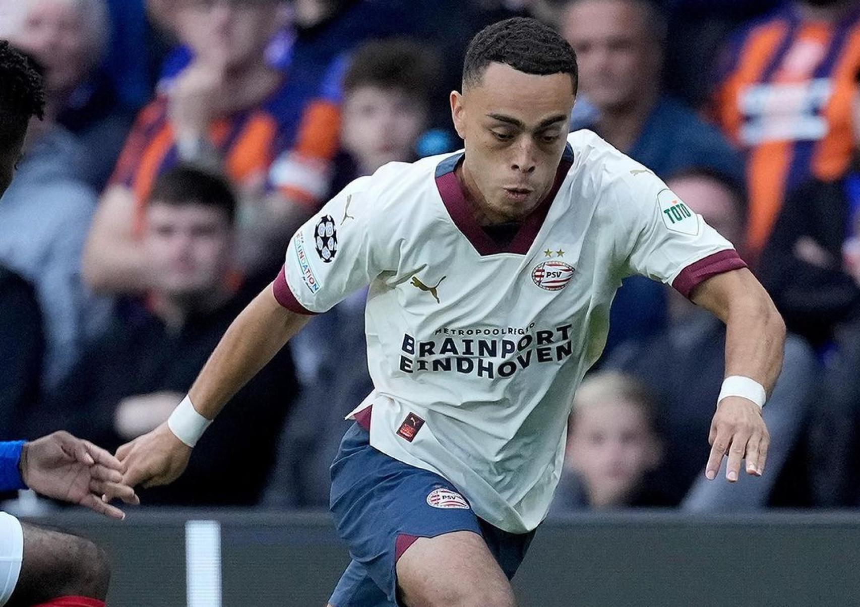 Sergiño Dest, en un encuentro con el PSV neerlandés